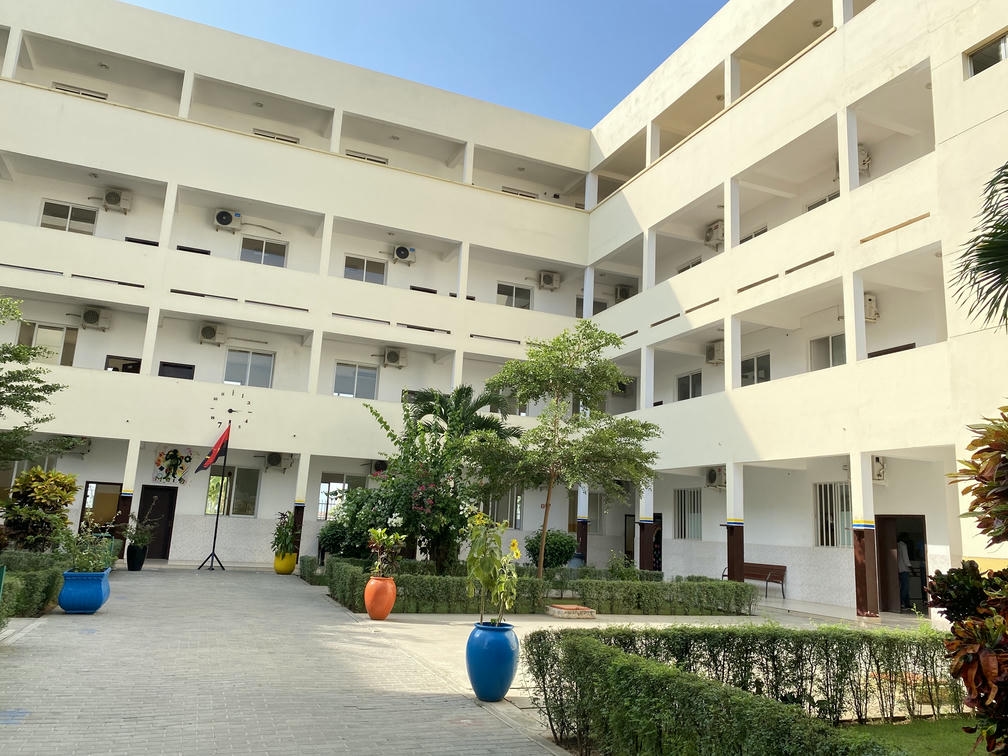 Comprometido com o bem-estar educacional dos estudantes, o colégio busca formar uma sociedade estável em termos acadêmicos. S